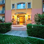 Residenza Carracci Aparthotel 4*