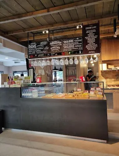 מלון דירות Residenza Carracci 4*