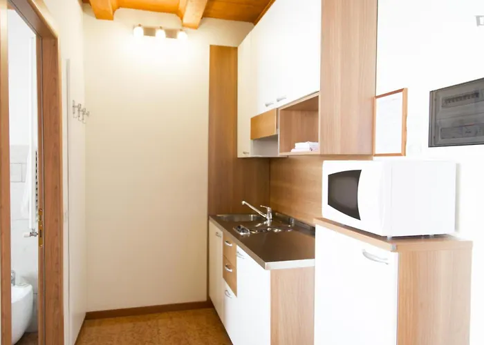 מלון דירות Residenza Carracci 4*