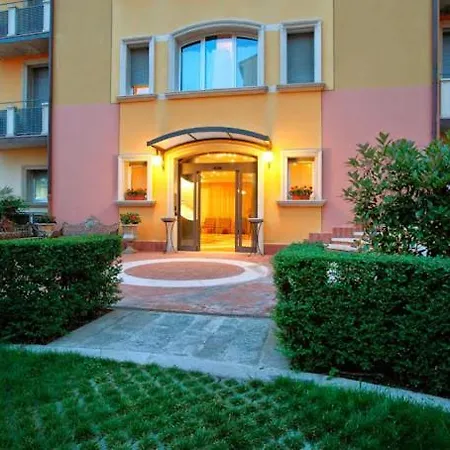 Residenza Carracci מלון דירות 4*