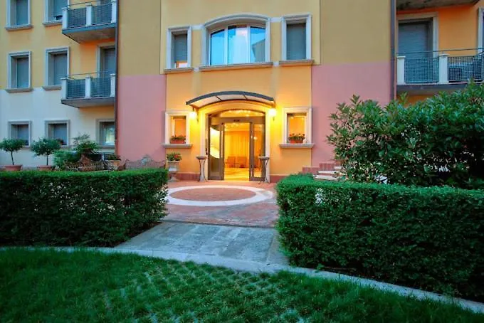Residenza Carracci Aparthotel 4*